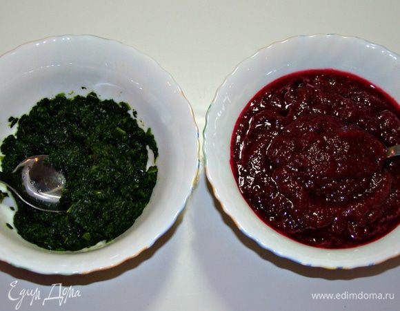 Тем временем приготовить свекольное и шпинатное пюре. Для этого свеклу отварить и измельчить блендером. Шпинат разморозить и так же измельчить блендером. 
В ингредиентах я указала приблизительный вес свеклы и шпината. Главное, чтобы в итоге получилось необходимое количество.