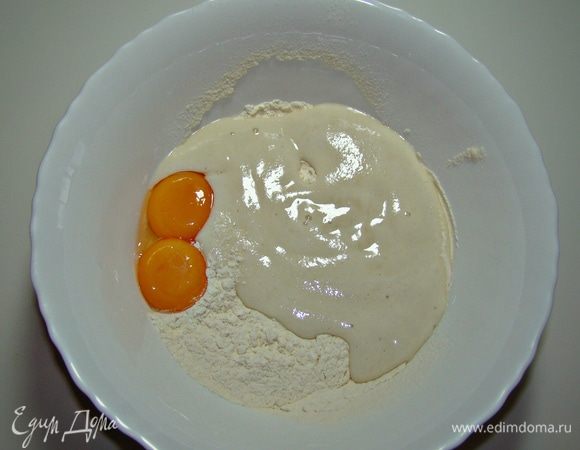 Подошедшие дрожжи, муку, желтки, ванилин, сливочное масло комнатной температуры смешать и замесить тесто. 