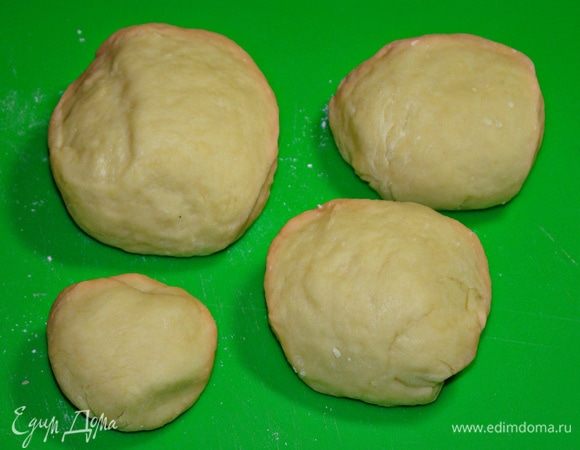 Разделить на две части. Одну часть разделить еще на две одинаковые части. Одну из которых оставить белой, а к другой добавить шпинатное пюре и, подсыпая муку, хорошо вымесить до однородности. У меня шпината было всего граммов 50, поэтому для сочности цвета подстраховалась одной капелькой пищевого красителя. Вторую половину теста разделить примерно 1/6. К самой маленькой части всыпать какао-порошок и вымесить до однородности. К большей части добавить свекольное пюре и, подсыпая муку, вымесить однородное тесто, в конце не забыв добавить клюкву (предварительно промыв ее горячей водой). Количество муки для дополнительного замеса может понадобиться больше или меньше, все будет зависеть от самой муки. 