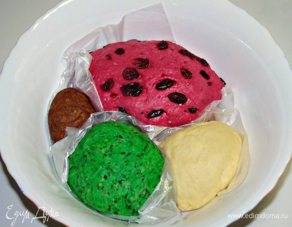 Все части теста поместить в чашу, накрыть салфеткой и оставить на полчаса в теплом месте. 