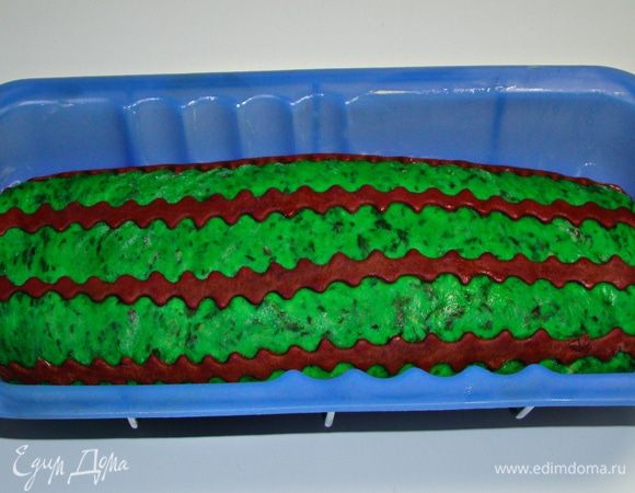 Рулет уложить в смазанную сливочным маслом форму и накрыть салфеткой, поставить в теплое место минут на 15–20. Затем выпечь в разогретой до 170°С духовке минут 30–40 до сухой лучинки. 