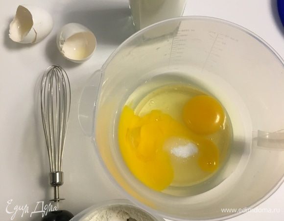 Начнем с приготовления блинчиков. Вы можете взять уже готовые блины или напечь по-своему любим ому рецепту. Я же взяла любимый рецепт моей мамы. Блины по нему получаются именно то что надо, средней толщины и эластичные, что нужно, чтобы свернуть их в форме рожка и не порвать. Берем ингредиенты по списку: яйца взбиваем с сахаром до посветления, добавляем кефир.
