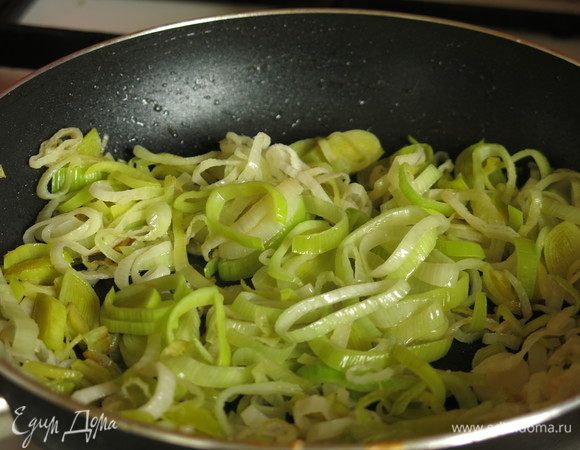 Нарезаем порей и обжариваем на масле.