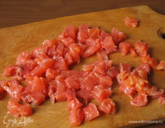 Нарезаем форель кубиками. Готовила с соленой подкопченной форелью.