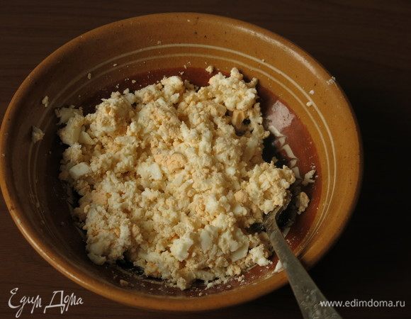 Отвариваем яйца, измельчаем. 