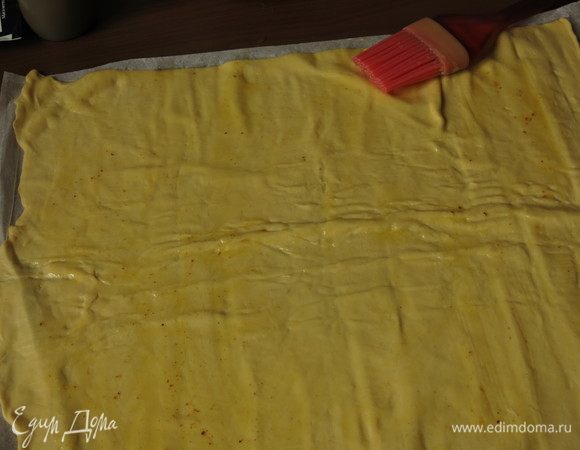 Растапливаем сливочное масло, смазываем тесто.