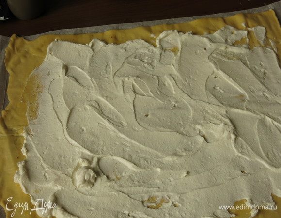 Выкладываем слой рикотты.