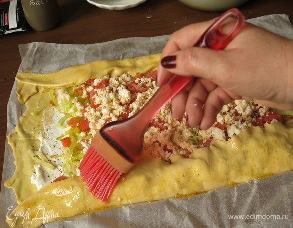 Заворачиваем края, смазывая маслом.