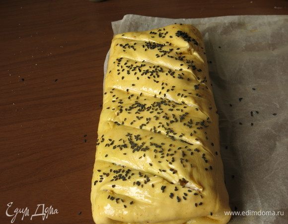 Смазываем маслом верх, делаем надрезы и посыпаем кунжутом.