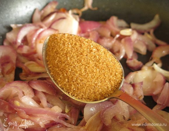 Добавляем ложку сахара, когда лук станет мягким, карамелизируем, убираем со сковородки.