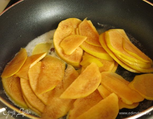 На масле (20 г) притушиваем айву.