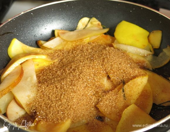 Добавляем сахар 2–3 ст. л., карамелизируем.