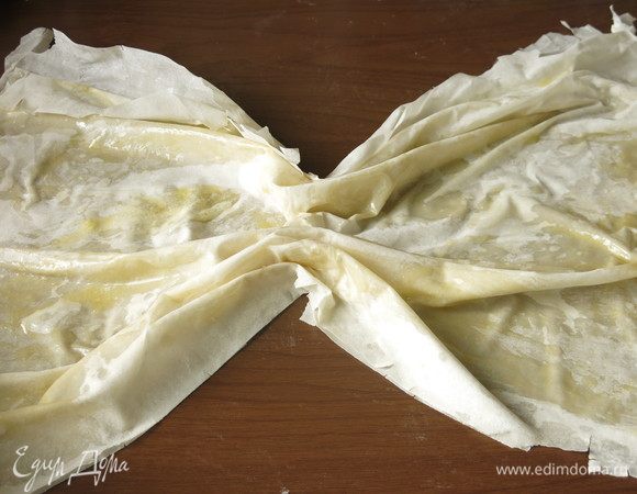 Берем лист фило, смазываем предварительно растопленным маслом (60 г), делаем бантик из теста.