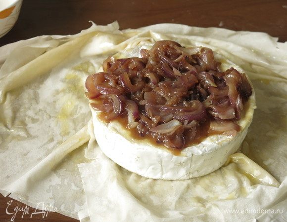 Кладем сыр, на него лук.