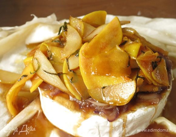 Сверху фрукты. На грушу и айву фисташки.