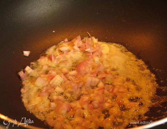 Кладем лук на сковородку.