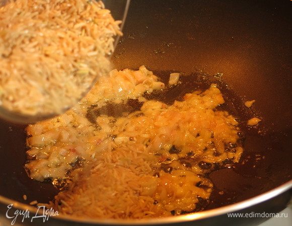 К луку добавляем рис и обжариваем 2 минуты.