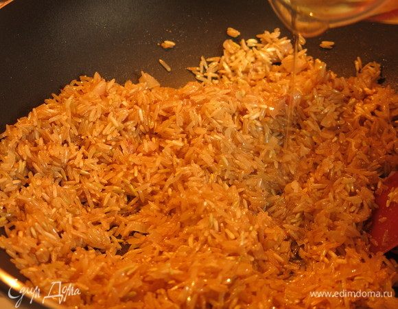 Добавляем белое сухое вино, даем выпариться 3 минуты.