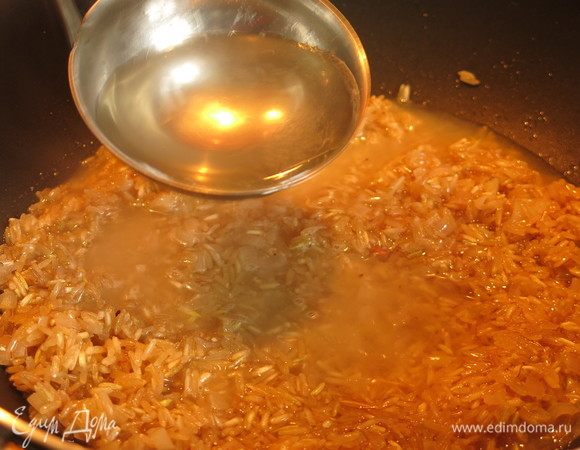 Добавляем по 1–2 половника бульона, даем выпариться, добавляем еще бульон. С бурым рисом ризотто готовится 25–40 минут.