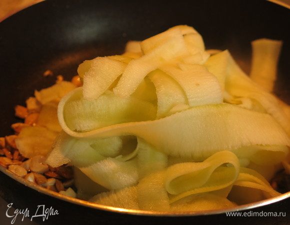 К семечкам — кабачки, обжариваем 2–3 минуты.