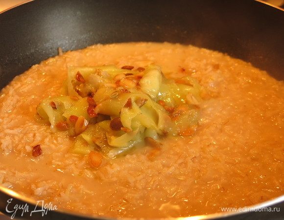 Добавляем к сливочному ризотто кабачки с семенами тыквы.