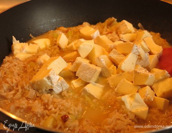 Снимаем с огня сковородку или уменьшаем огонь, кладем сыр, даем ему чуть расплавиться, совсем немного.