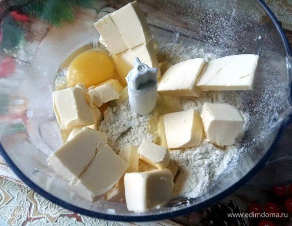 Смешать вместе холодное сливочное масло, муку, соль, яйцо. 