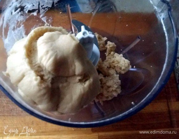 Замесить тесто в течение примерно 1 минуты. 