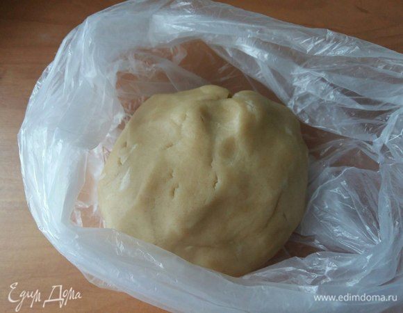 Положить тесто в пакет и убрать в холодильник на 30 минут.