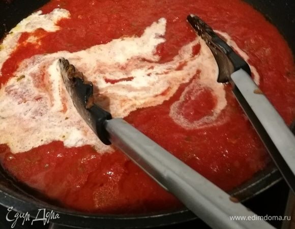 В суго влить немного сливок — всего 4 ст. л., можно и малой жирности. Сливки придают соусу нежности.