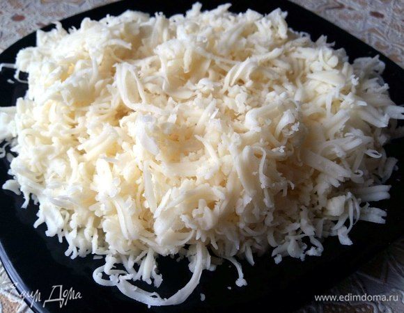 Сыр натереть на терке средней крупности.