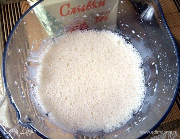 Смешать в миксере яйца со сливками.
