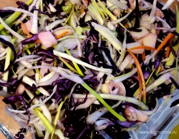Оба вида капусты тонко нашинковать. Посыпать солью и обжать руками, чтобы капуста обмякла и выделила сок. Затем мелко нарезать остальные овощи и смешать с капустой. 