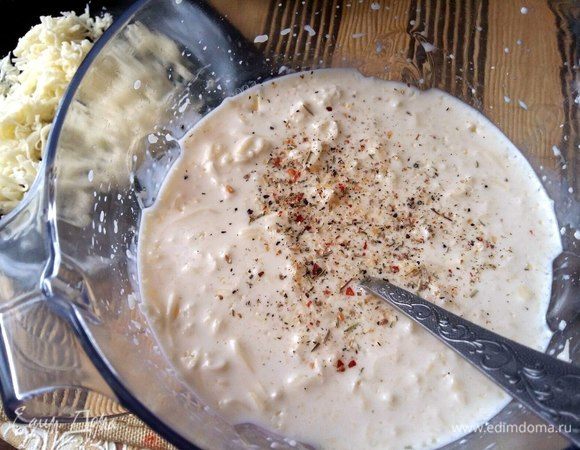 Добавить сыр, приправы (у меня смесь для перечного стейка: перец черный и розовый, чеснок, розмарин, тимьян и чили). Все смешать. В ингредиентах указала соль, но сама ее не добавляю. Начинка не кажется недосоленной.