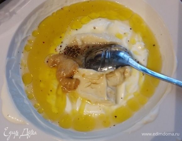 Соединить ингредиенты для соуса. 