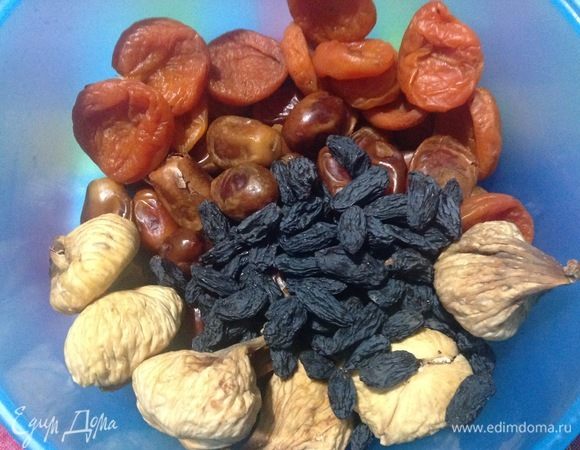 Собрать все сухофрукты и очистить от сухих плодоножек.