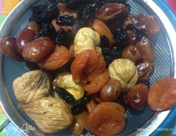 Дать стечь жидкости в дуршлаге.