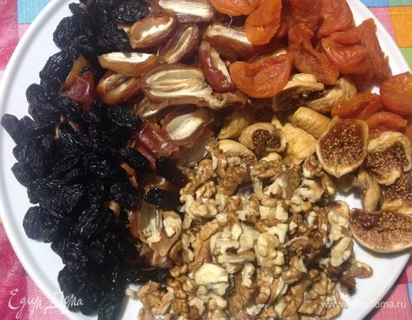 Финики очистить от косточек, нарезать пополам крупные сухофрукты.