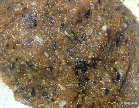 Все ингредиенты пропускаем через мясорубку, добавляем мед и тщательно все смешиваем.