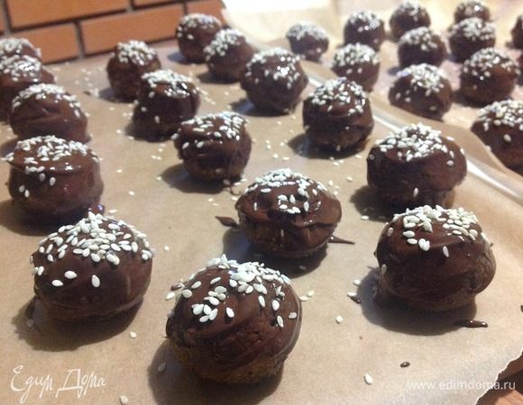 Пока шоколад не застыл, посыпаем их кунжутом, который предварительно подсушили на сухой горячей сковороде. Можно вместо кунжута посыпать кокосовой стружкой, тоже будет и вкусно, и контрастно смотреться белое на черном.