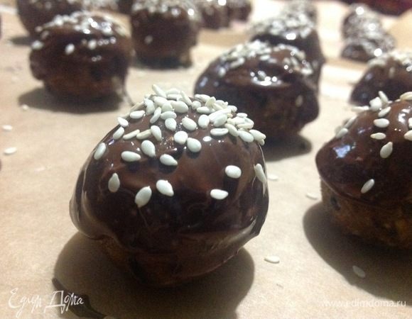 Даем конфетам застыть сначала при комнатной температуре, затем отправляем в холодильник, я готовила конфеты с вечера, и стояли они в холодильнике всю ночь.