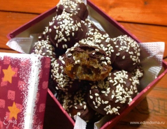 Все конфеты хорошо застыли. В красивой коробочке конфеты можно даже подарить, думаю, домашние полезные конфеты в красивой упаковке — это отличный подарок.
Если не планируете их дарить, то просто сложите в пластиковый контейнер под крышку и храните лучше в холодильнике.