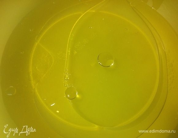 В воду добавляем соль, сахар, перемешиваем, растворяя все, добавляем растительное масло и водку.