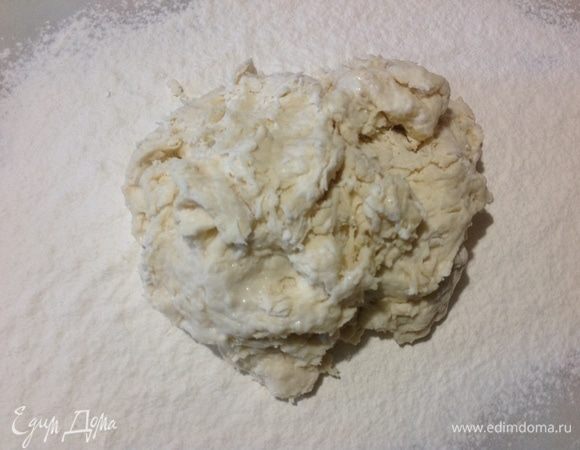 Эти оставшиеся 100 граммов просеиваем на рабочую доску, выкладываем наше липкое тесто.