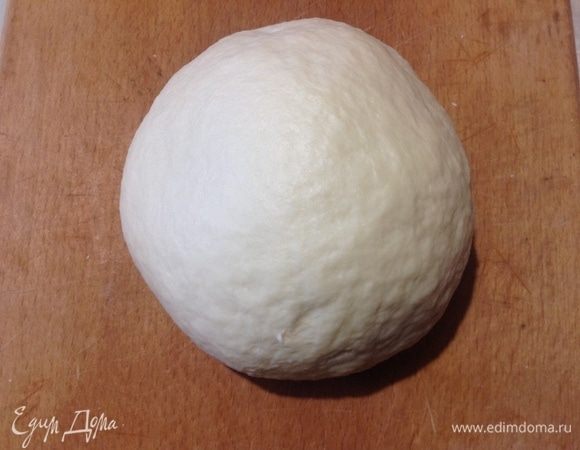 После замеса тесто мягкое, эластичное, с ним приятно работать.