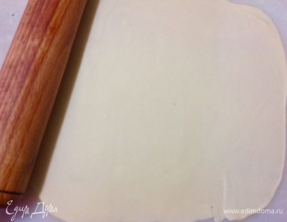 Можно раскатать и сразу жарить чебуреки, можно завернуть в пленку и дать постоять минут 30, дать тесту отдохнуть. За это время мука распустит клейковину, и тесто станет еще эластичнее.
Делим тесто на 8 частей, это в том случае, если будете делать большие чебуреки, как я. Жарила чебуреки по одному на сковороде. Если хотите меньший размер чебуреков, то делите на большее количество частей.
Я жарила 4 чебурека и на следующий день еще 4, потому что делала только на двоих, и потом они были большого размера, остаток теста завернула в пленку и отправила в холодильник до следующего дня.
В общем, я поделила на 8 частей, берем одну часть и раскатываем тонко в пласт, тесто податливое и катается легко.