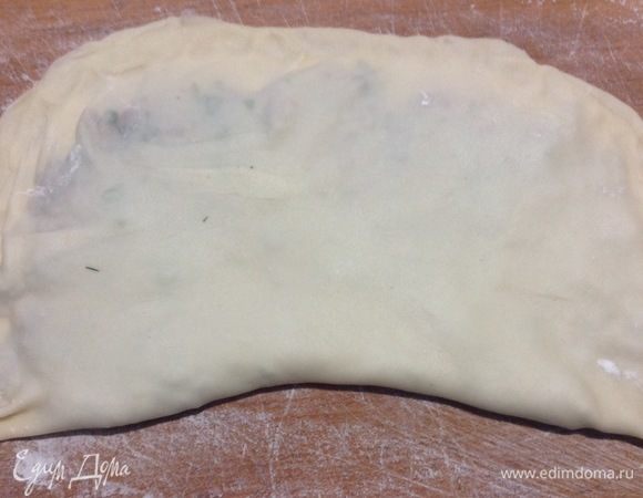 Теперь второй половиной накрываем и крепко залепливаем края.