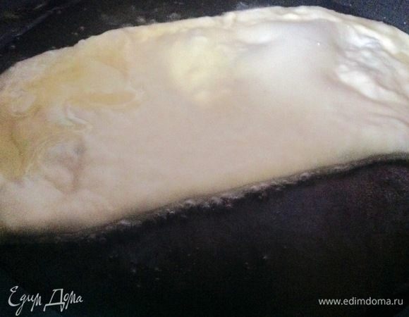 Растительное масло на сковороду я наливала не так, чтобы чебурек плавал, но достаточно много, опускаем чебурек в горячее масло и жарим. Я всегда перестраховываюсь, поэтому жарила чебуреки под крышкой, хотя уверена, что можно и без нее, но тогда, наверное, надо налить больше масла и жарить, как во фритюре.