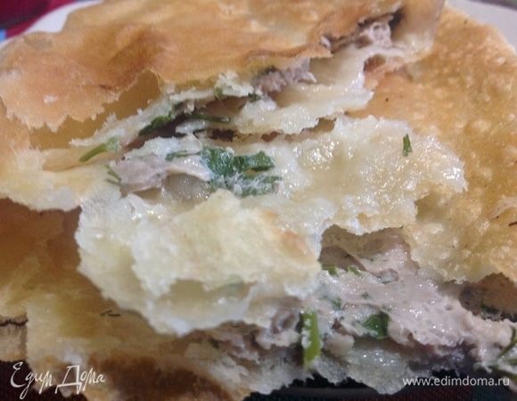 Присутствует какая-то небольшая слоеность теста у готовых чебуреков.
