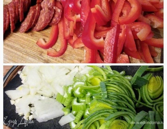 Поставить варится рис. Куриное филе обмыть, обсушить и, если кусочки крупные, разрезать на половину. Лук, чеснок мелко порубить. Перец порезать тонкими ломтиками. От себя добавила стебель сельдерея и кусочек лук-порей.